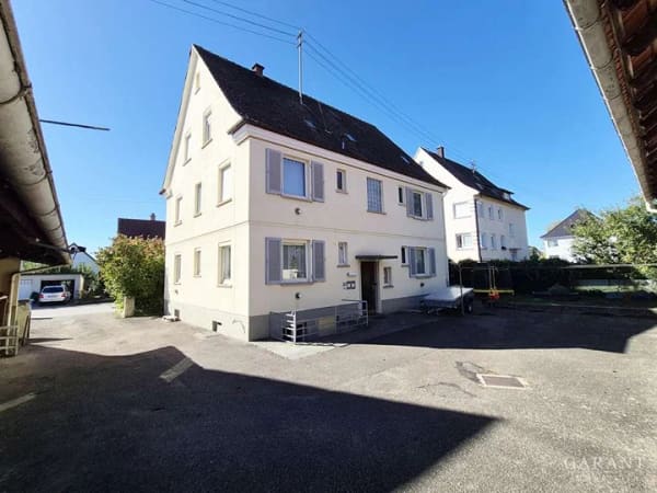 Immobilie in Neuenstadt am Kocher - Handwerker-Traum: Großes Mehrfamilienhaus mit Scheune, Garagen, Innenhof und viel Platz für Ideen! - Bild 2