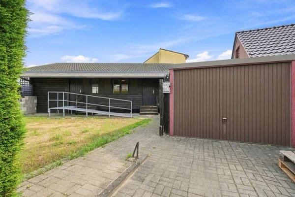 Immobilie in Rommerskirchen - Natürlich wohnen: Kompaktes Holzhaus mit Garten & Garage in Rommerskrichen - Vanikum - Bild 1