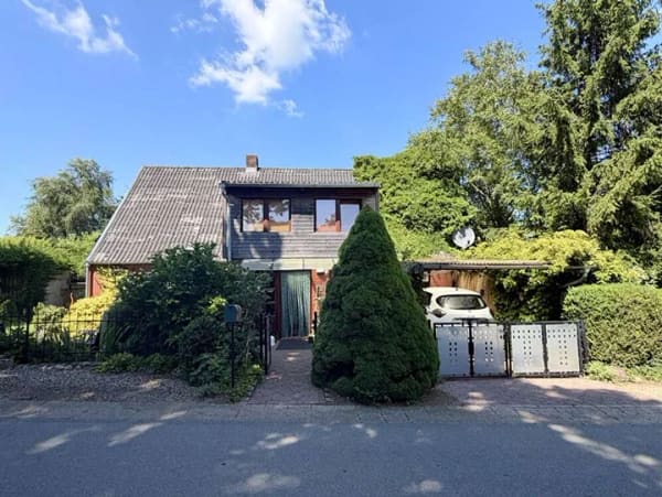 Immobilie in Hummelfeld - Wohnen in idyllischer Alleinlage – Charmantes Zuhause mit großem Grundstück und Stallgebäude - Bild 1