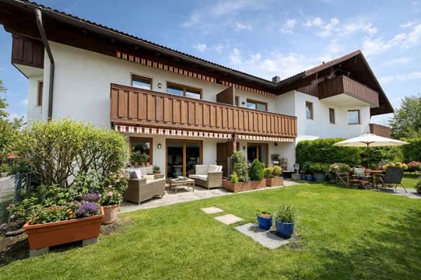 Immobilie in Raubling - Lichtdurchflutete 5 Zi.- Gartenwohnung mit zwei sonnigen Terrassen und großem Garten - Bild 2