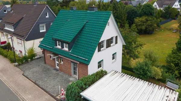 Immobilie in Erndtebrück - Modernisiertes Einfamilienhaus mit Einliegerwohnung, Garten und Bachlauf in Erndtebrück - Bild 1