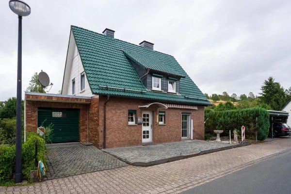Immobilie in Erndtebrück - Modernisiertes Einfamilienhaus mit Einliegerwohnung, Garten und Bachlauf in Erndtebrück - Bild 2