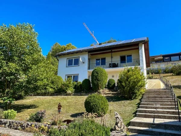 Immobilie in Altmannstein - Gepflegtes Haus in Schamhaupten mit Panoramablick, zwei Wohnebenen und PV-Anlage - Bild 0