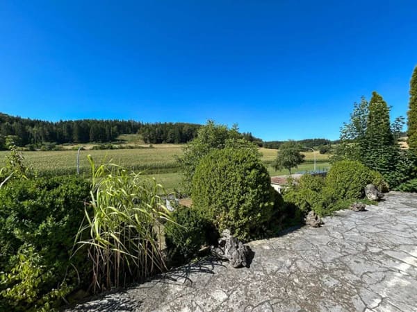 Immobilie in Altmannstein - Gepflegtes Haus in Schamhaupten mit Panoramablick, zwei Wohnebenen und PV-Anlage - Bild 1