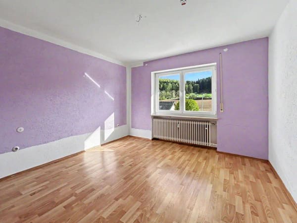Immobilie in Altmannstein - Gepflegtes Haus in Schamhaupten mit Panoramablick, zwei Wohnebenen und PV-Anlage - Bild 3