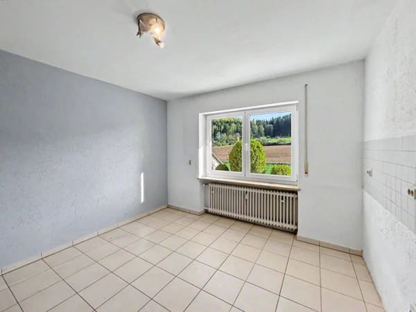 Immobilie in Altmannstein - Gepflegtes Haus in Schamhaupten mit Panoramablick, zwei Wohnebenen und PV-Anlage - Bild 4