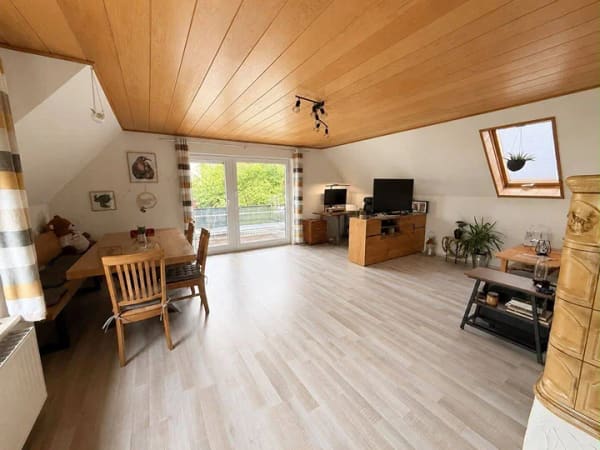 Immobilie in Betzenstein - Tomaten selbst anpflanzen! Helle 3-Zimmer-DG mit Balkon und Gartenanteil! - Bild 1