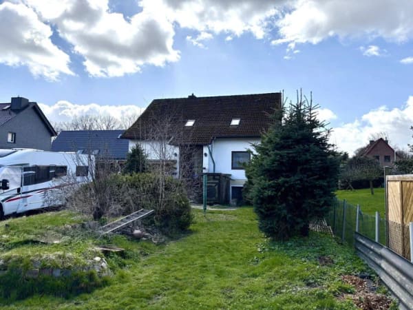 Immobilie in Seevetal - Solide und sanierungsbedürftig - Zweifamilienhaus (frei) mit Vollkeller in Seevetal-Emmelndorf - Bild 0