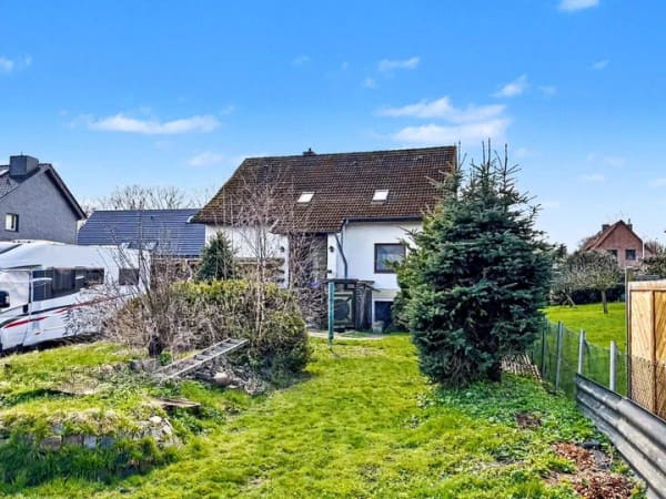 Immobilie in Seevetal - Solide und sanierungsbedürftig - Zweifamilienhaus (frei) mit Vollkeller in Seevetal-Emmelndorf - Bild 1