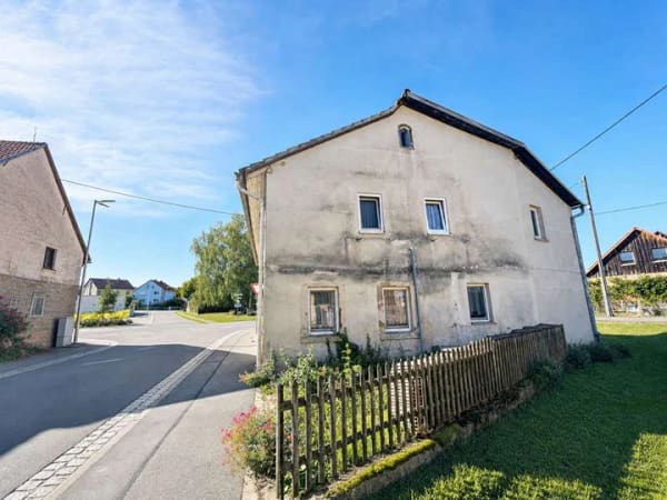 Immobilie in Aidhausen - Freistehendes Einfamilienhaus mit Garten und Gestaltungspotenzial in Aidhausen - Bild 1