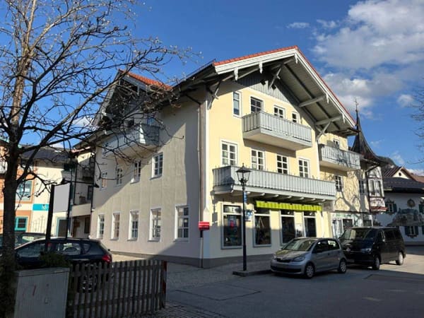 Immobilie in Oberammergau - Oberammergau: Große, zentrale 3-Zimmer-Dachgeschosswohnung, vermietet, mit Balkonen und Dachterrasse - Bild 0