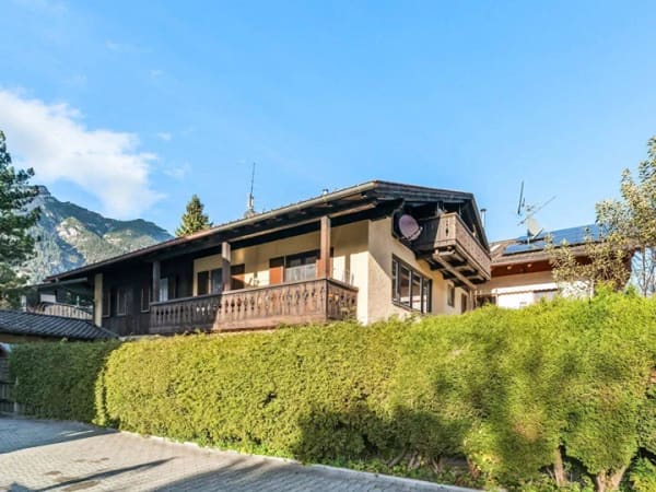 Immobilie in Garmisch-Partenkirchen - Garmisch: MFH, 3 Wohneinheiten, 2 vermietet, gute Baureserven, gewerbl. Nutzung, auch Gastro möglich - Bild 1