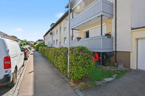 Immobilie in Lindenberg im Allgäu - Geräumige Eigentumswohnung im 1. Obergeschoss mit drei Balkonen in Lindenberg - Bild 0