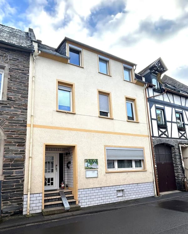 Immobilie in Enkirch - Renite von rd. 8,5 % möglich / Mehrfamilienhaus (3 Wohnungen) in Enkirch an der Mosel mit Sonnenterrasse - Bild 0