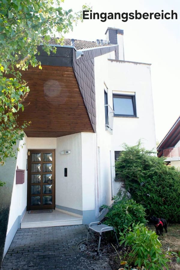 Immobilie in Schöneck - EINFAMILIENHAUS MIT AUSSERGEWÖHNLICHER ARCHITEKTUR SEP STUDIO IM DG --- DUSCHBAD – KÜCHE UND BALKON GROSSZÜGIGE GESTALTUNG --- AUF 3 ETAGEN + KELLER - Bild 1