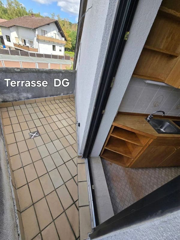 Immobilie in Schöneck - EINFAMILIENHAUS MIT AUSSERGEWÖHNLICHER ARCHITEKTUR SEP STUDIO IM DG --- DUSCHBAD – KÜCHE UND BALKON GROSSZÜGIGE GESTALTUNG --- AUF 3 ETAGEN + KELLER - Bild 3
