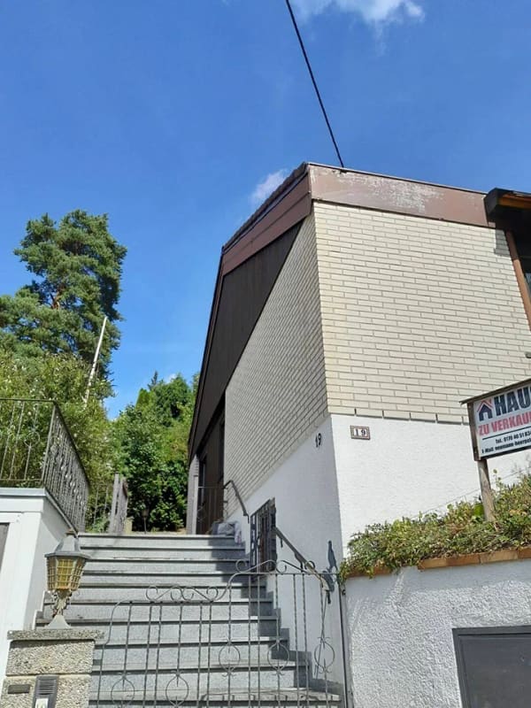 Immobilie in Welden - Bungalow-Charme mit Kamin in Welden: 80m2 Wohnfläche + 80m2 Vollunterkellerung in befestigter Hanglage - Bild 0