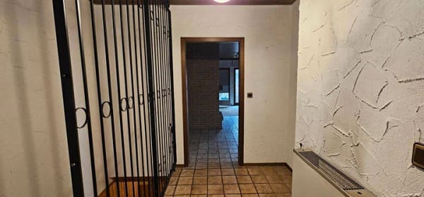 Immobilie in Welden - Bungalow-Charme mit Kamin in Welden: 80m2 Wohnfläche + 80m2 Vollunterkellerung in befestigter Hanglage - Bild 3