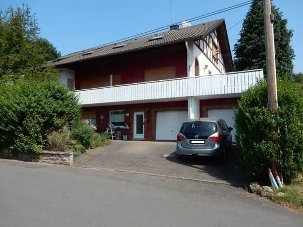 Immobilie in Breitenbach am Herzberg - Gepflegtes, attraktives Zweifamilienhaus mit Wintergarten, Balkon und großem Gartengrundstück - Bild 0
