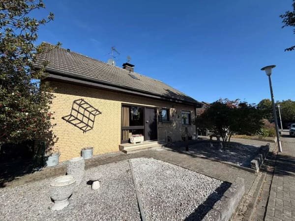 Immobilie in Gronau - Viel Platz zum Wohlfühlen: Einfamilienhaus mit großem Garten, Kaminofen und Partyhütte in Gronau - Bild 0