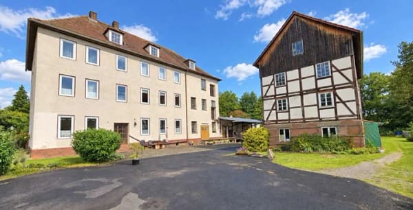 Immobilie in Wehretal - Sanierungsbedürftige Historische Mehrfamilienhäuser mit einem Mühlenbetrieb und weitläufige Gartengr - Bild 1