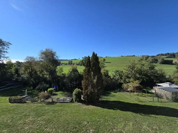 Immobilie in Aschau am Inn - ... frei zum Bezug - naturnah Wohnen in 3-Zi-Whg im 1.OG mit Garage und ca. 120m² Garten ... - Bild 0