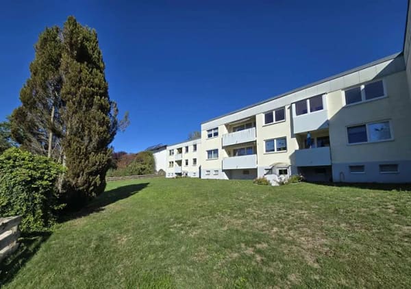 Immobilie in Aschau am Inn - ... frei zum Bezug - naturnah Wohnen in 3-Zi-Whg im 1.OG mit Garage und ca. 120m² Garten ... - Bild 1