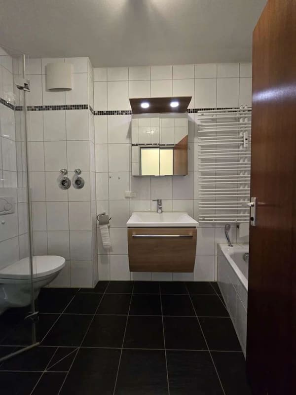 Immobilie in Aschau am Inn - ... frei zum Bezug - naturnah Wohnen in 3-Zi-Whg im 1.OG mit Garage und ca. 120m² Garten ... - Bild 2