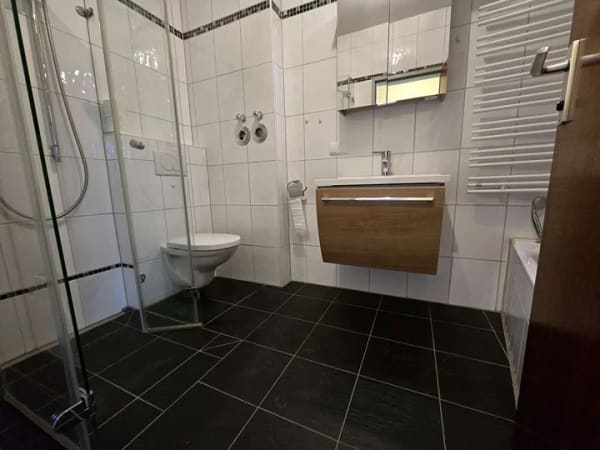 Immobilie in Aschau am Inn - ... frei zum Bezug - naturnah Wohnen in 3-Zi-Whg im 1.OG mit Garage und ca. 120m² Garten ... - Bild 3