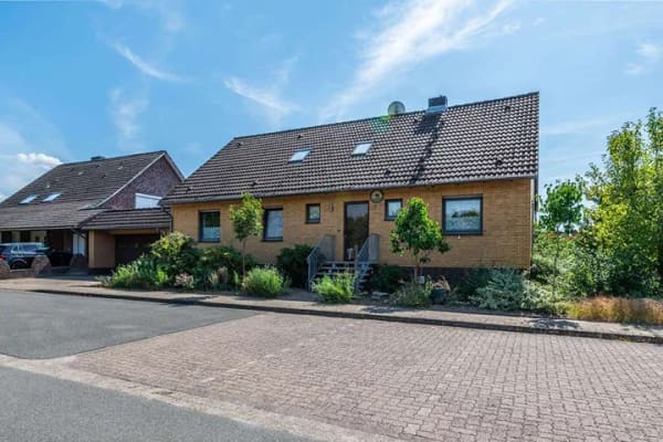 Immobilie in Rühen - Familienglück mit Wintergarten: Gepflegtes Haus mit Einliegerwohnung und vielseitigen Möglichkeiten. - Bild 0