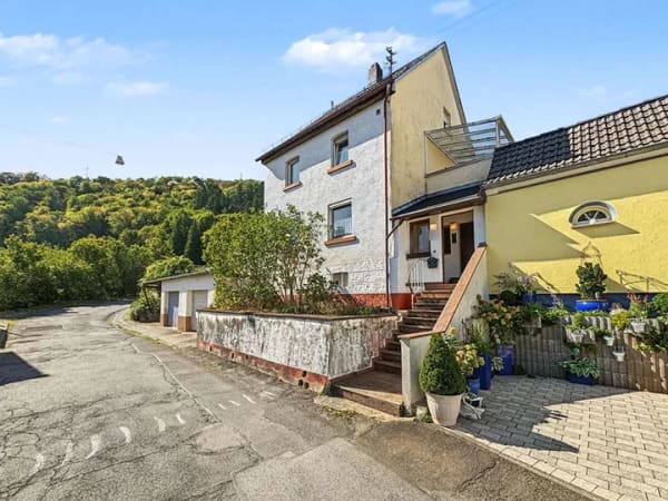 Immobilie in Idar-Oberstein - Großzügiges Familienhaus mit 6 Zimmern, Garten und Terrasse in beliebter Wohnlage von Idar-Oberstein - Bild 0