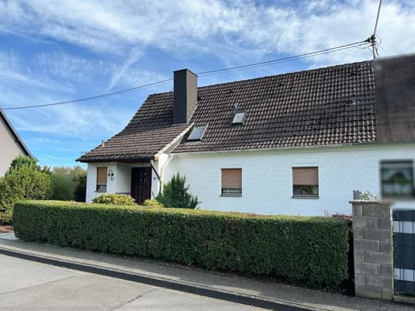 Immobilie in Puderbach - Gepflegte Doppelhaushälfte mit großem Garten und tollem Blick über Puderbach! - Bild 1