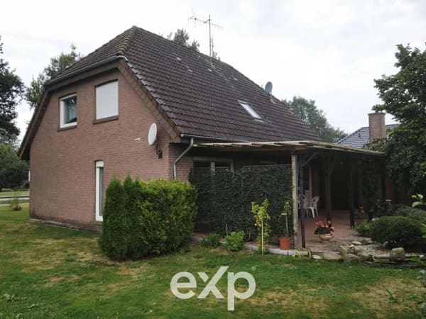 Immobilie in Surwold - Zweifamilienhaus mit zwei separaten Einheiten, Garage und großem Grundstück in Surwold - Bild 0