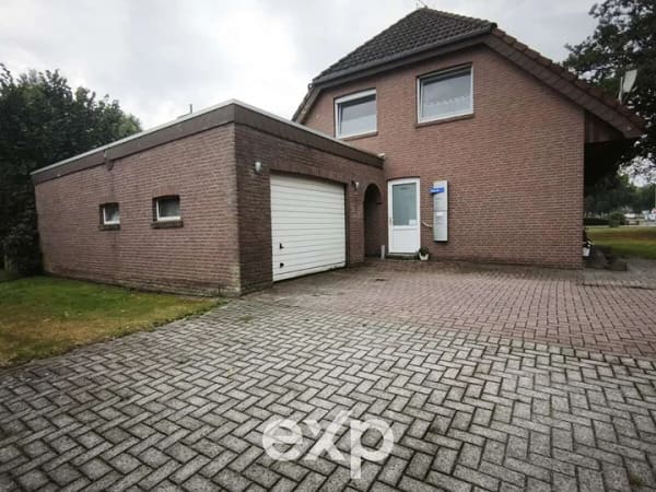 Immobilie in Surwold - Zweifamilienhaus mit zwei separaten Einheiten, Garage und großem Grundstück in Surwold - Bild 2