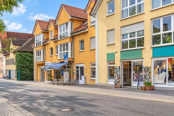 Immobilie in Dießen am Ammersee - Charmante 2-ZKB-Dachgeschosswohnung – mit Wintergarten, Aufzug und Kellerabteil - Bild 1