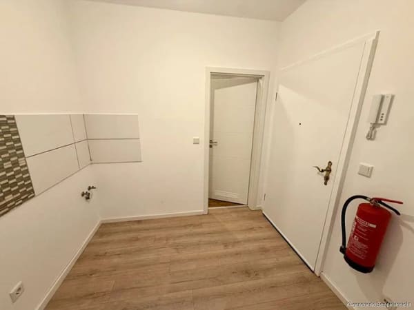 Immobilie in Neutraubling - Komplett neu renoviert & sofort bezugsfrei! 
Helles 1-Zimmer-Apartment in Top-Lage - Bild 2