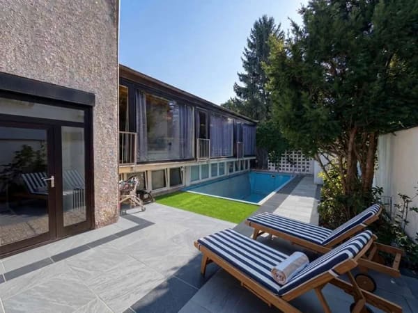 Immobilie in Gräfelfing - Feinste Lage von Gräfelfing: Besonders reizvolle 7-Zimmer-Maisonette-Wohnung, Atriumhof + Wellness - Bild 0