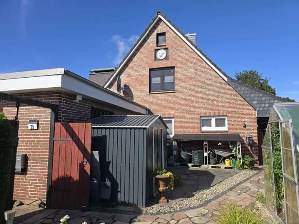 Immobilie in Büchen - Modernisiertes verbundenes EFH mit Kaminofen, Süd- Terrasse und Garage in beliebter Ortslage  - Bild 0