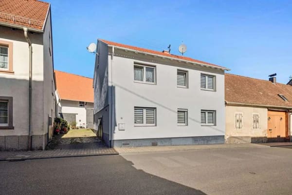 Immobilie in Lohnsfeld - Charmantes Sandsteinhaus mit großzügigem Innenhof, überdachter Terrasse und besonderem Wohncharakter - Bild 0
