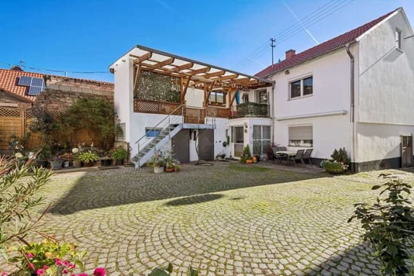 Immobilie in Lohnsfeld - Charmantes Sandsteinhaus mit großzügigem Innenhof, überdachter Terrasse und besonderem Wohncharakter - Bild 2