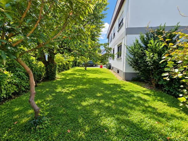 Immobilie in Elchesheim-Illingen - SEHR SCHÖNE WOHNUNG MIT TAGESLICHT-BADEZIMMER, BALKON MIT MARKISE, PKW GARAGE UND EIGENEM GARTEN... - Bild 4