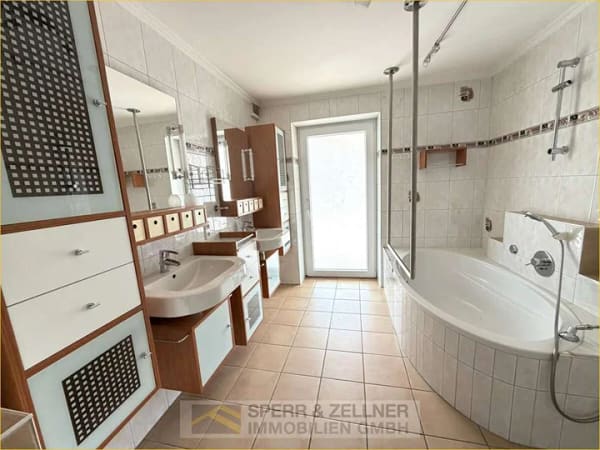 Immobilie in Ergolding - Ergolding - Gepflegtes Zweifamilienhaus in ruhiger Siedlungslage mit viel Platz für zwei Familien - Bild 3
