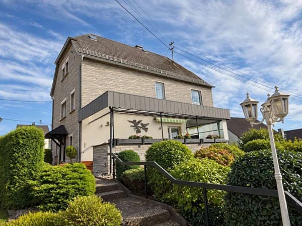Immobilie in Simmern/Hunsrück - Einfamilienhaus mit großem Nebengebäude & Werkstatt – viel Potenzial für die ganze Familie - Bild 1