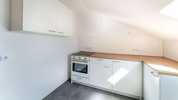 Immobilie in Rielasingen-Worblingen - Helle und modernisierte Dachgeschosswohnung in Ortsrandlage von Rielasingen! - Bild 2
