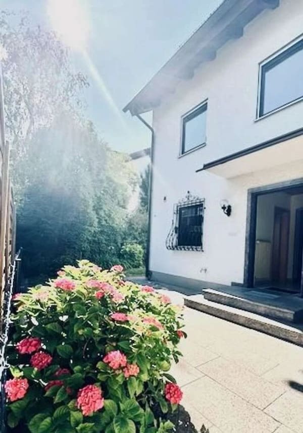 Immobilie in Puchheim - Bieterverfahren: Sonnige Doppelhaushälfte mit 6 Zimmern, Südgarten und PV-Anlage – ruhig in 2. Reihe - Bild 0