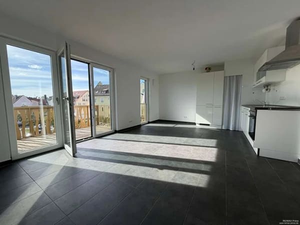Immobilie in Grafing bei München - Elegantes, leerstehendes Appartement mit Einbauküche und sonnigem Balkon - barrierefreies Wohnen - Bild 2