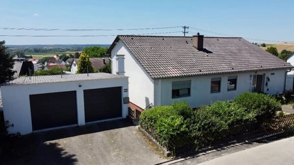 Immobilie in Erbach - Großzügiges Zweifamilienhaus mit großem Grundstück in ruhiger Aussichtslage - Bild 0