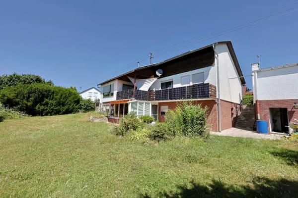 Immobilie in Erbach - Großzügiges Zweifamilienhaus mit großem Grundstück in ruhiger Aussichtslage - Bild 1