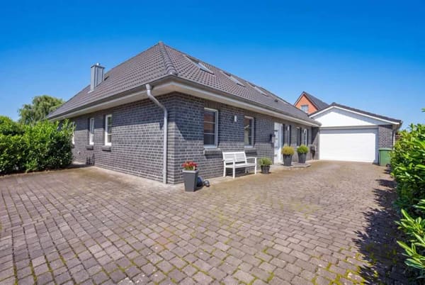 Immobilie in Taarstedt - Modernes Design trifft Wohnqualität: EFH mit Kamin, Solarthermie, Wallbox & großzügiger Doppelgarage - Bild 0