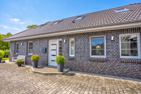 Immobilie in Taarstedt - Modernes Design trifft Wohnqualität: EFH mit Kamin, Solarthermie, Wallbox & großzügiger Doppelgarage - Bild 3